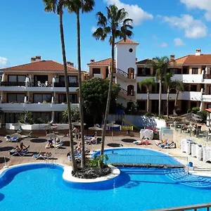 With Pool And Gardens Near The Coast Apartamento